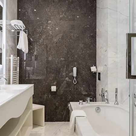 Genesis Hotel 5*