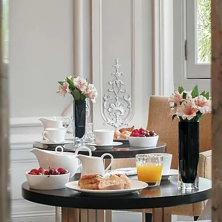 Genesis Hotel 5*