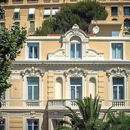 Genesis Hotel 5*
