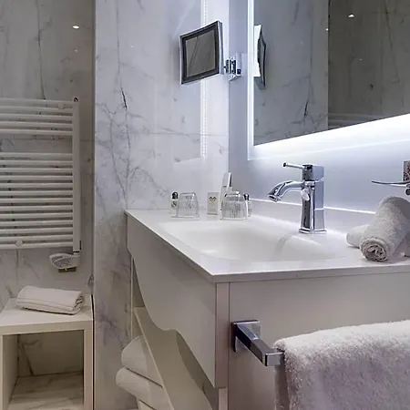 Genesis Hotel 5*