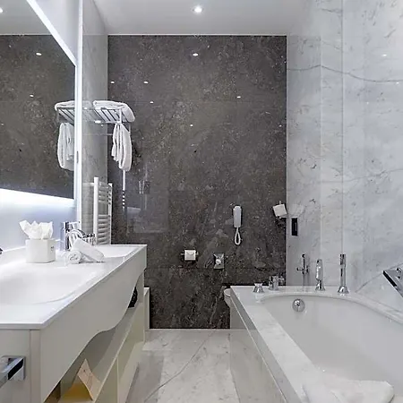 Genesis Hotel 5*